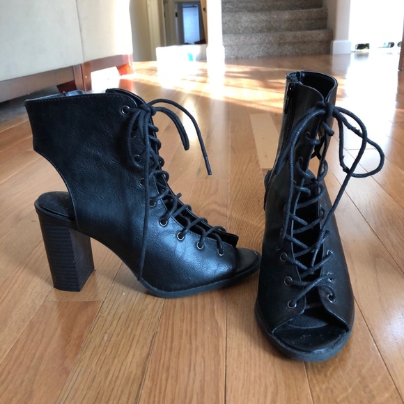 New Women’s lace up open back and toe bootie - Picture 2 of 3